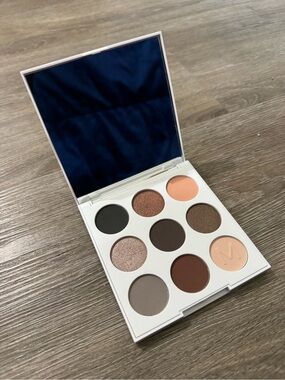 MADLUVV Mineral Vault Eyeshadow Palette